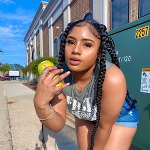 Meet your Posher, Shania